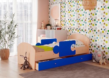 Кровать детская с бортиками и ящиком Мозайка, корпус Млечный дуб/фасад Синий (щиты) в Чебоксарах