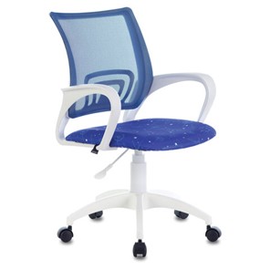 Кресло компьютерное Brabix Fly MG-396W (с подлокотниками, пластик белый, сетка, темно-синее с рисунком "Space") 532405 в Чебоксарах